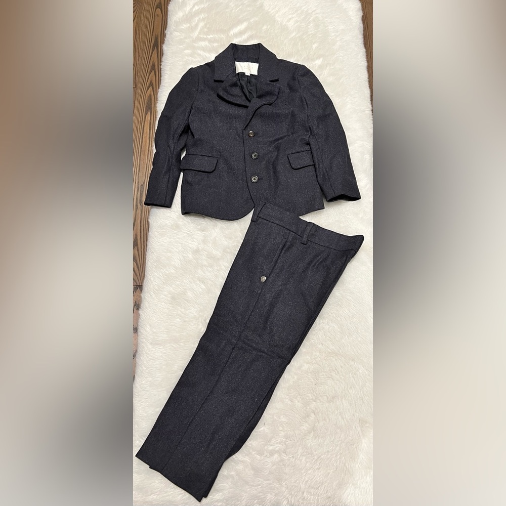 Gucci Boys wool suit, BRAND NEW condition, never been used.